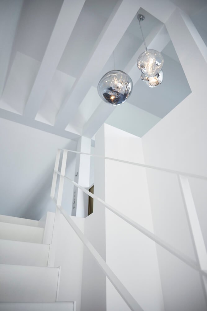 raumideen Innenausbau futuristisches Treppenhaus mit Designer-Lampen