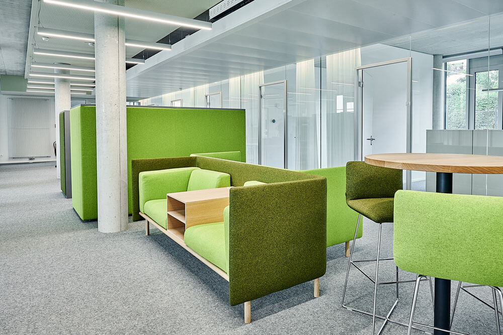 Grüne Polstergruppe mit Holzdetails von COR