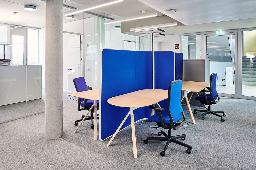 Arbeitsbereiche mit blauen Raumtrennern