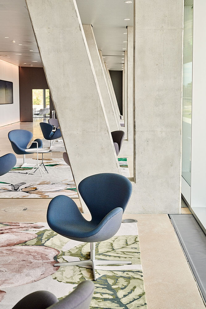 Medice Foyer graue Sessel von Fritz Hansen und florale Teppiche