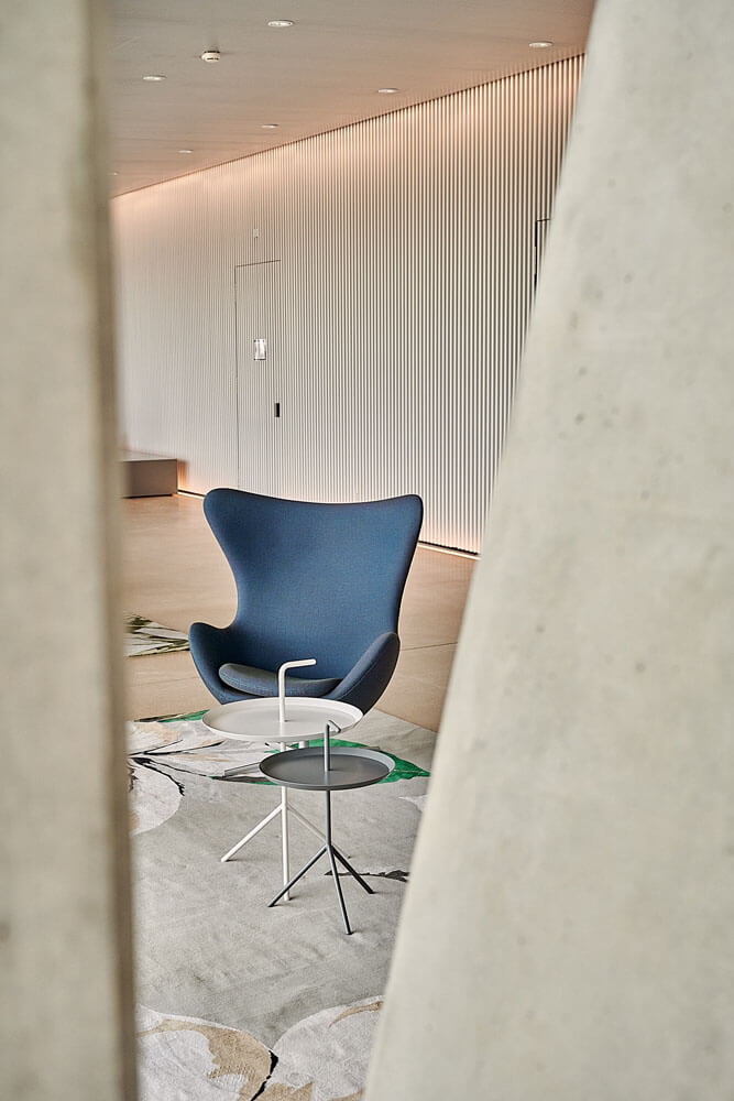 Durchblick Medice Foyer Sessel von Fritz Hansen