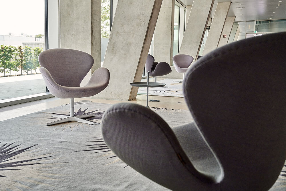 Medice Foyer graue Sessel von Fritz Hansen