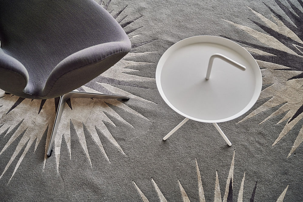 Detailaufnahme Sessel von Fritz Hansen und Tisch von COR im Medice Foyer