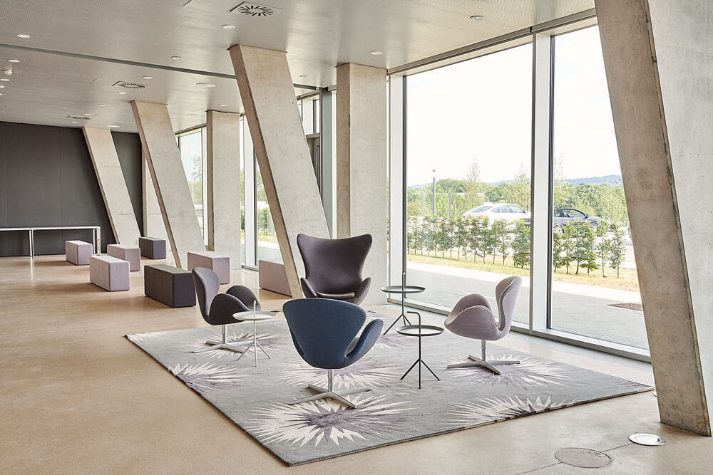 Eingangshalle mit Sesseln von Fritz Hansen bei Firma Medice