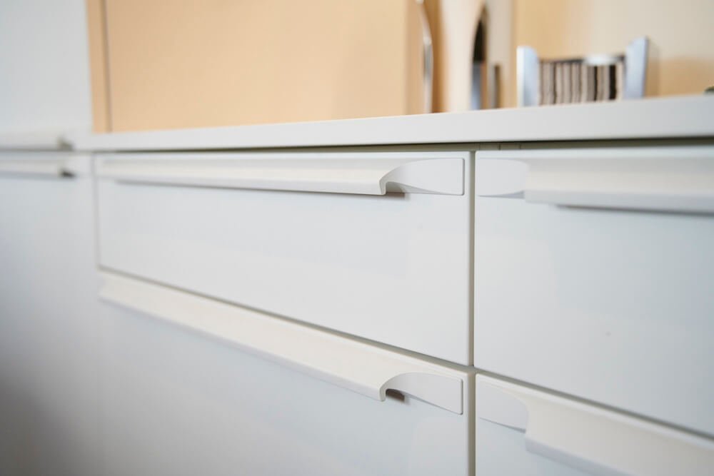 Detailaufnahme Schubladen weißes Sideboard