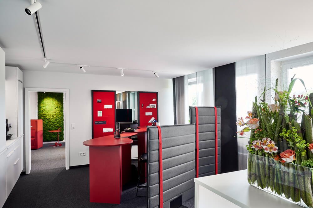 Büro Empfangstresen mit gepolstertem Raumtrenner