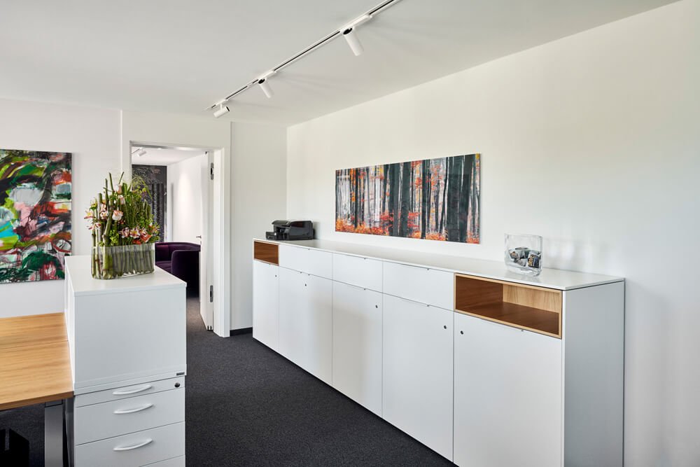 Büroausstattung Weißes Sideboard mit Waldaufnahme