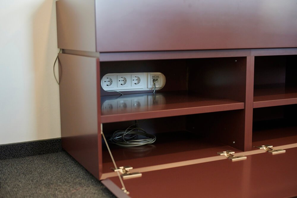 Im Sideboard versteckte Steckdosenleiste
