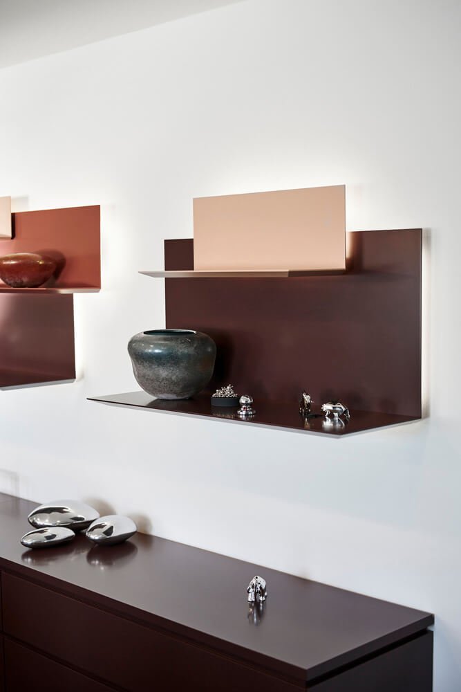 Sideboard und Wandregale in Beerentönen