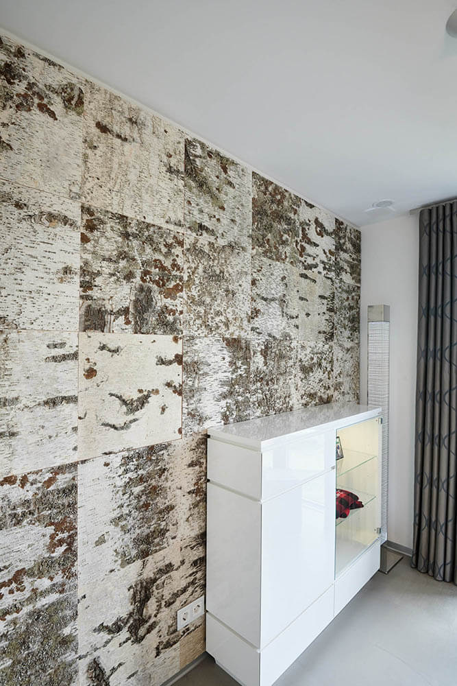Wandverkleidung Birkenrinde mit weißem Sideboard