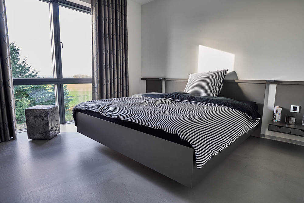 raumideen Raumausstattung Schlicht gestaltetes Schlafzimmer mit Schwebebett