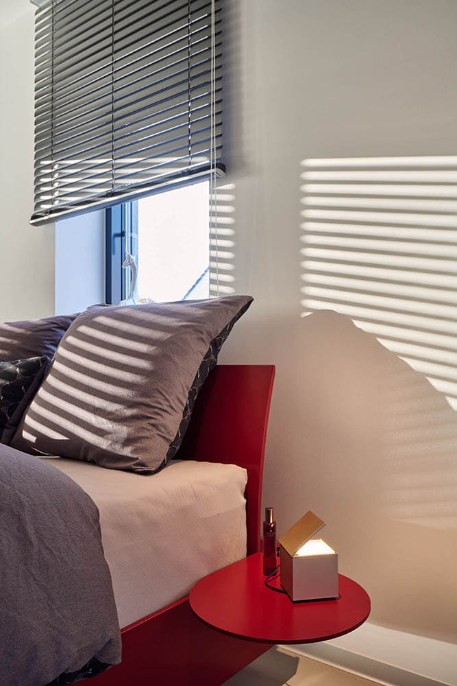 Detailaufnahme Schlafzimmer mit Sonnenlichtspiel