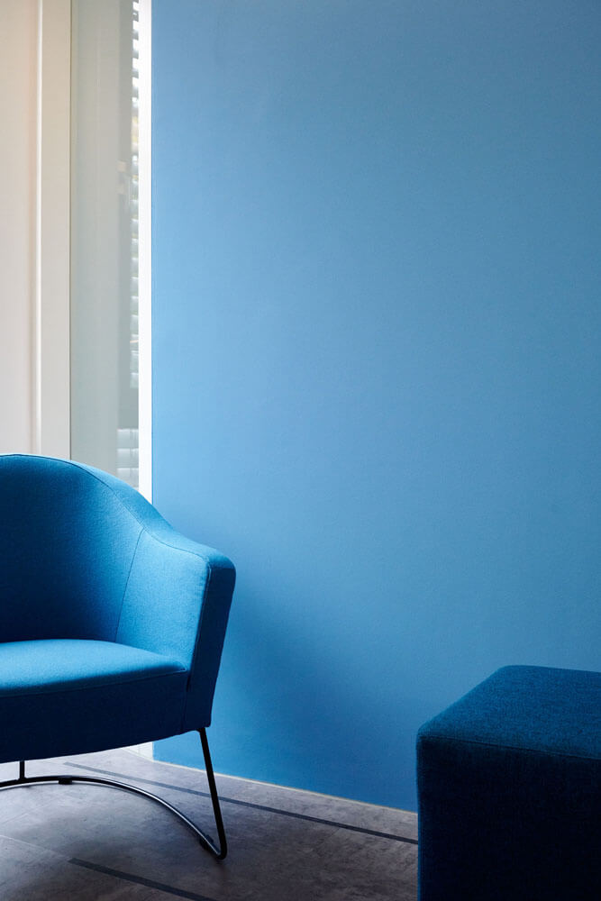 Blauer Sessel vor blauer Wand