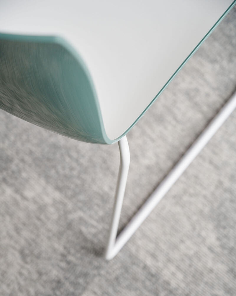 Detailaufnahme Stuhl mint weiß