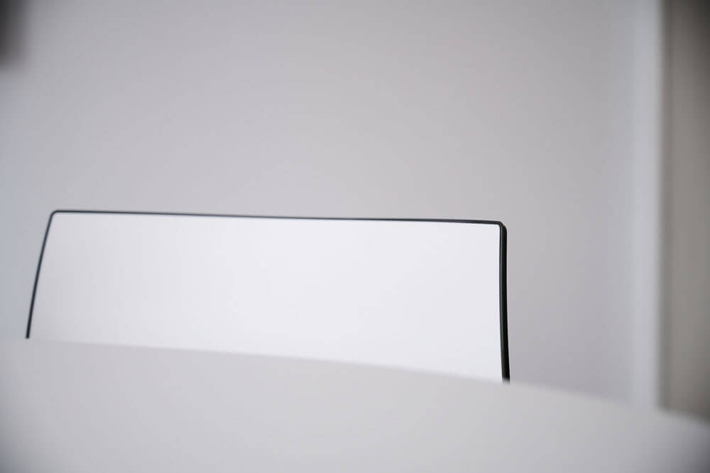 Detailaufnahme weiße Stuhllehne