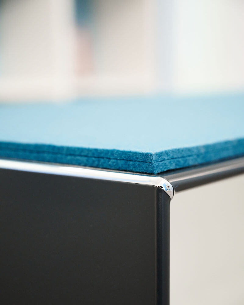Detailaufnahme blaues Filzsitzkissen in Unternehmensfarben VDM
