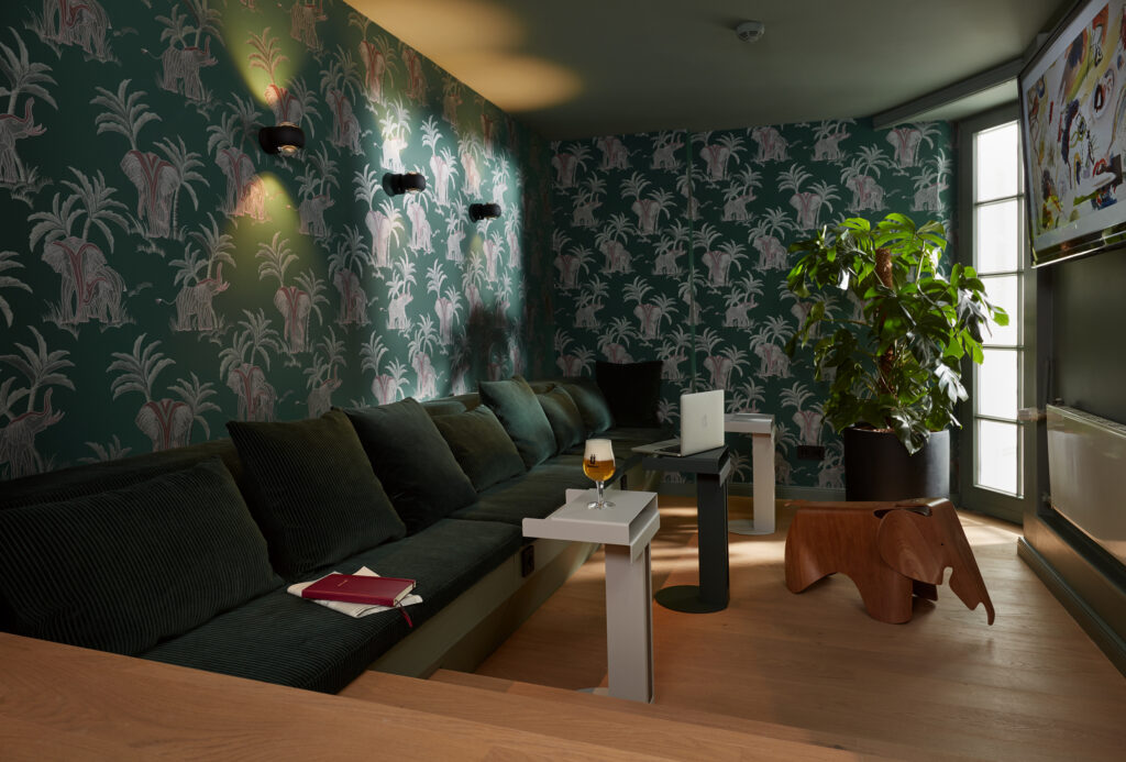 stilwerkhotels Heimhude Lounge Tapete: Hookedonwalls Leuchte: occhio (c) stilwerk Foto: T. Baermann