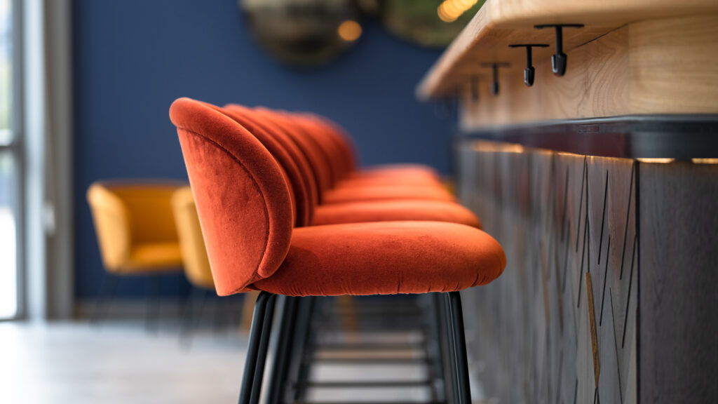 Detailaufnahme Barhocker Innenraumansicht der Bar Blaue Eule im Iserlohner Hotel VierJahreszeiten