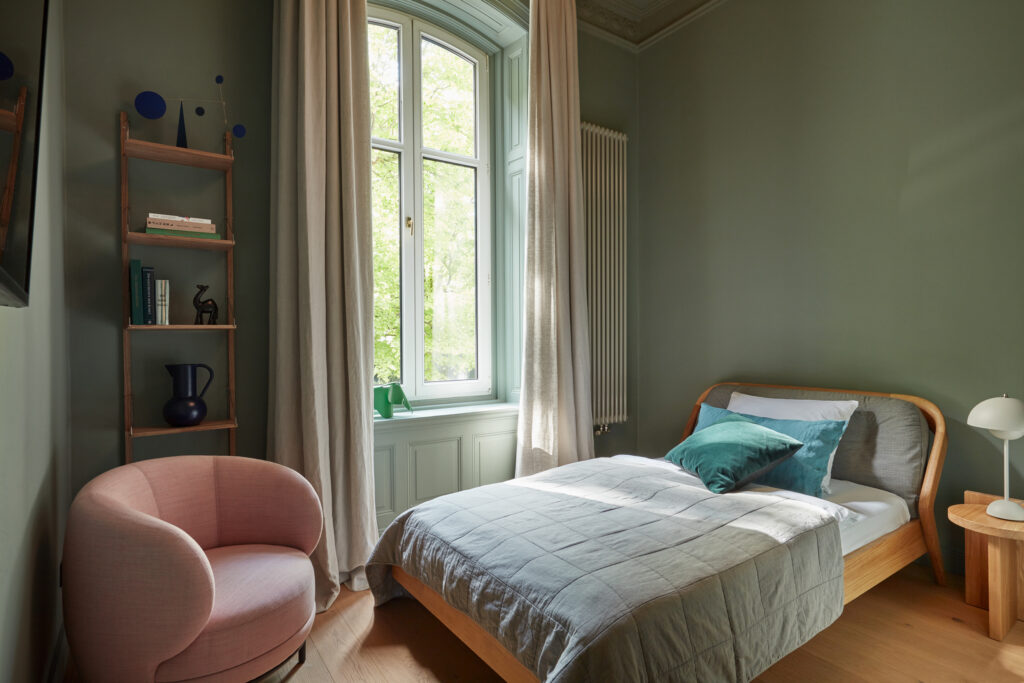 Stilwerkhotels Heimhude Zimmer 15 Bett: Zeitraum Sessel: Wittmann c stilwerk Foto: T. Baermann