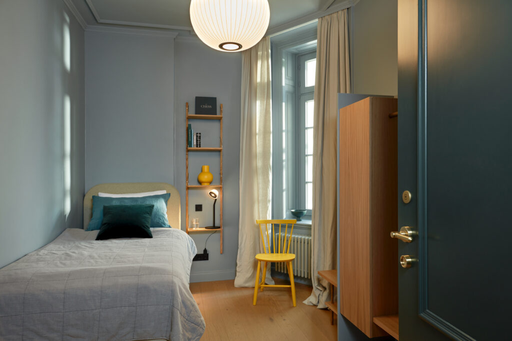 Stilwerkhotels Heimhude Zimmer 19 Bett: Wittmann Regal: Frama c stilwerk Foto: T. Baermann