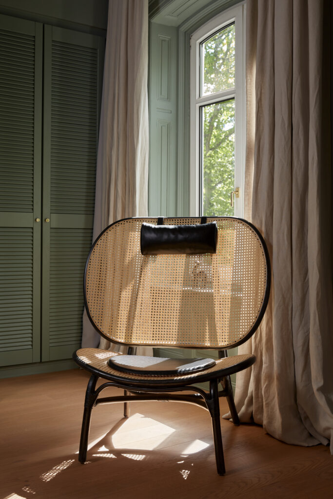 Stilwerkhotels Heimhude Zimmer22 Sessel Norr11 Vorhänge Kvadrat c stilwerk Foto: T. Baermann