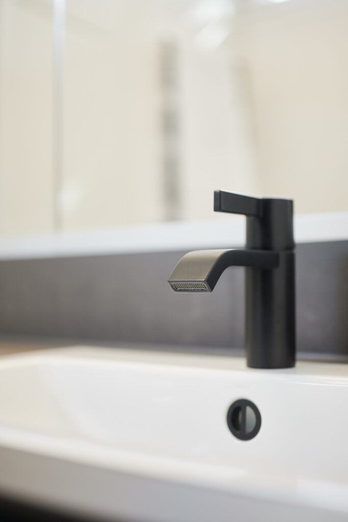 Detailaufnahme der Waschtischarmatur