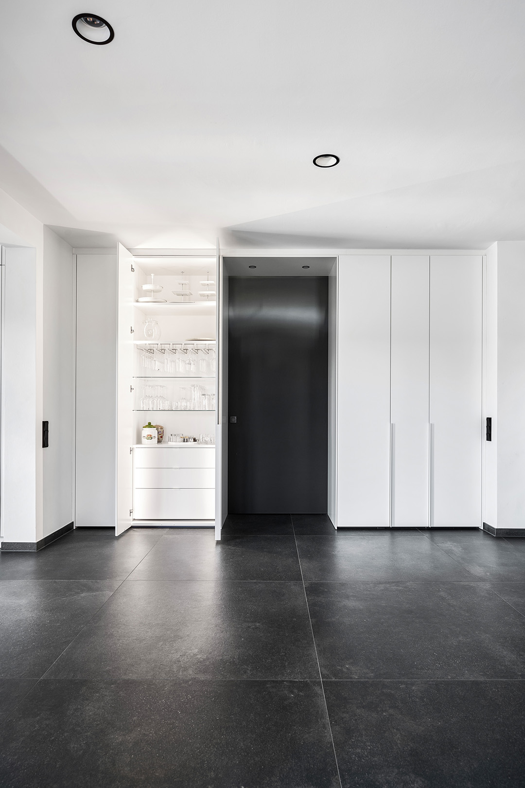 Stauraumschrank geöffnet_Sicht Wohnbereich_edit_ttt